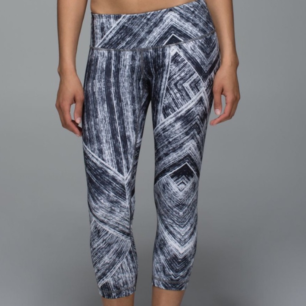 Lululemon Heat Wave White & Black Wunder Under Crop Size 6